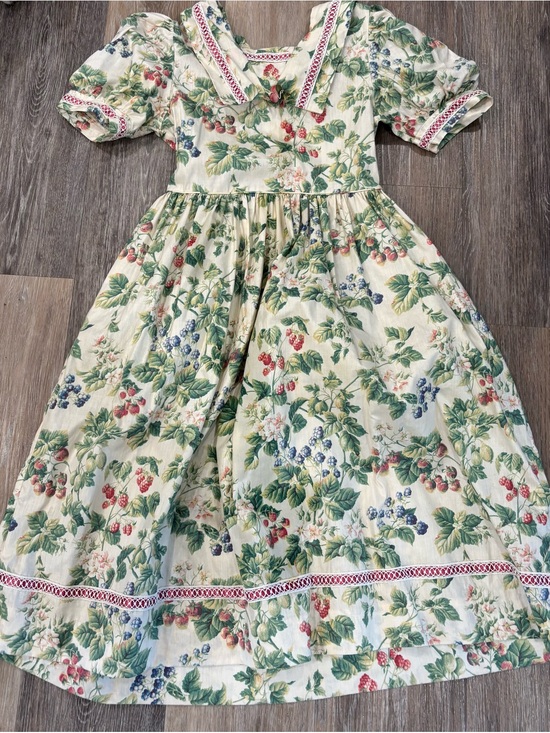 Rare Editions Other - Vintage Rare Editions Cream Floral & Berry Print Cotton Dress